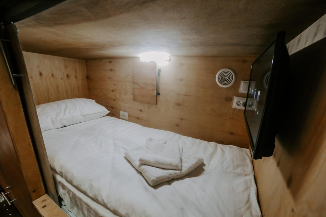 Capsule Hotel Osh Luaran gambar